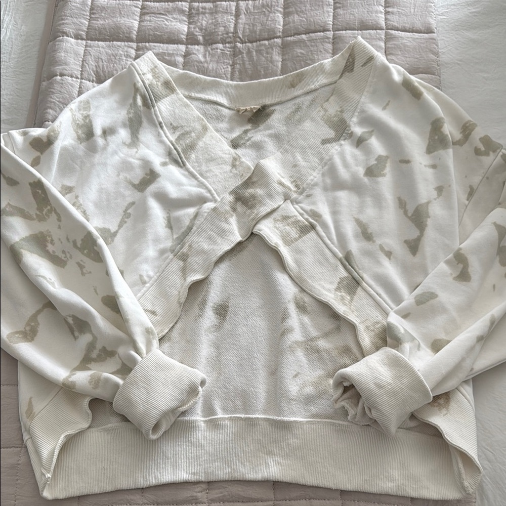 POL Cream and Gray Abstract Sweater